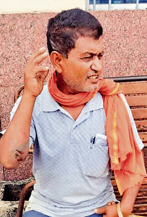 Jamshedpur News : टाटानगर में दौड़कर ट्रेन पकड़ने के चक्कर में एक व्यक्ति की मौत, एक घायल