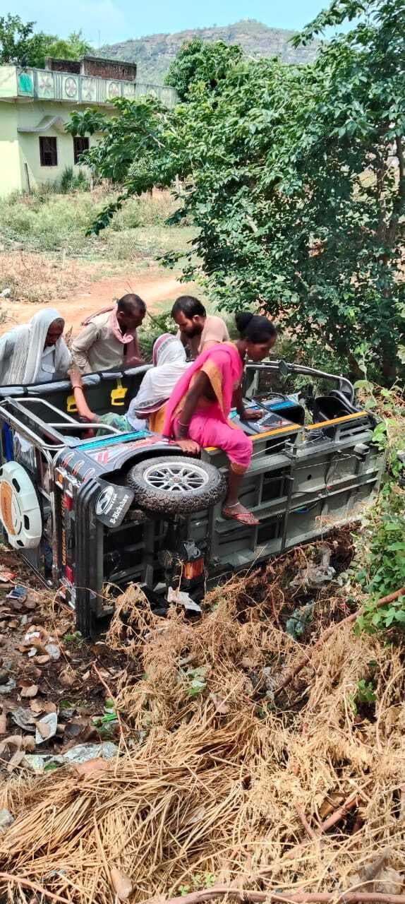 खीरी बाजार में इ-रिक्शा पलटा, बचे यात्री