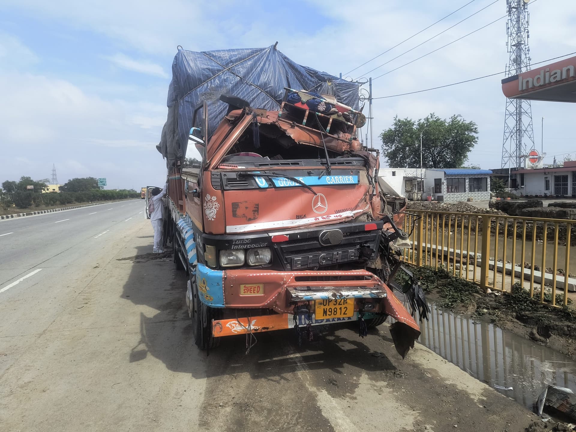 ओवरटेक करने में मिनी ट्रक ने ट्रक में मारी टक्कर, चालक घायल