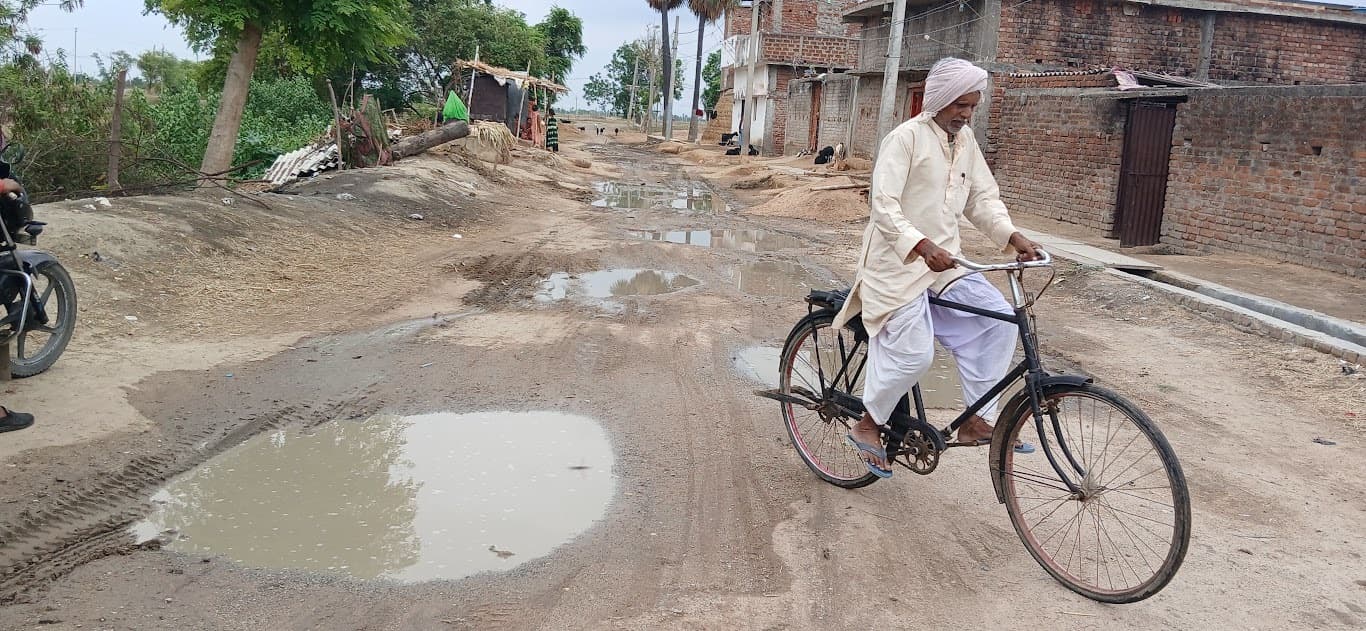 हल्की बारिश में ही उखड़ी पीच की परते, गड्ढे में भरा पानी