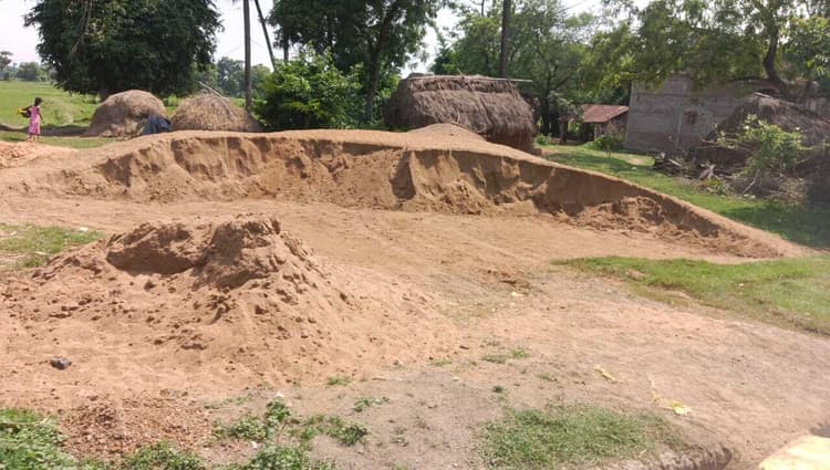कांसादिघी गांव में बंगाल सीमा पर बालू का अवैध भंडारण