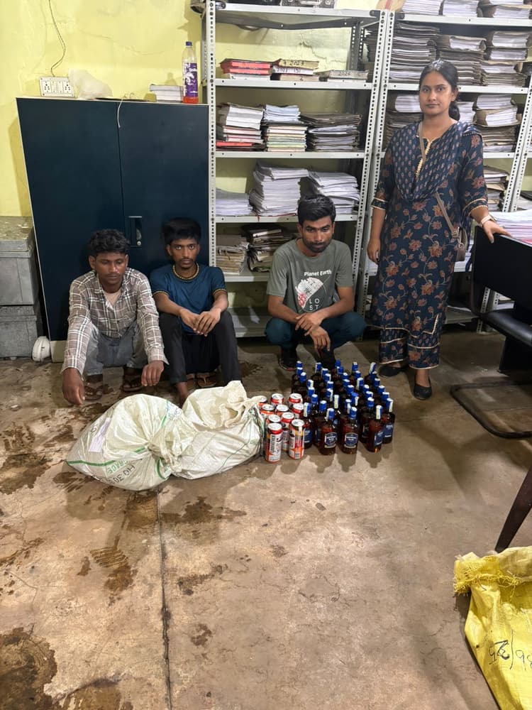 मानपुर रेलवे स्टेशन पर शराब तस्करी का भंडाफोड़, तीन धंधेबाज गिरफ्तार