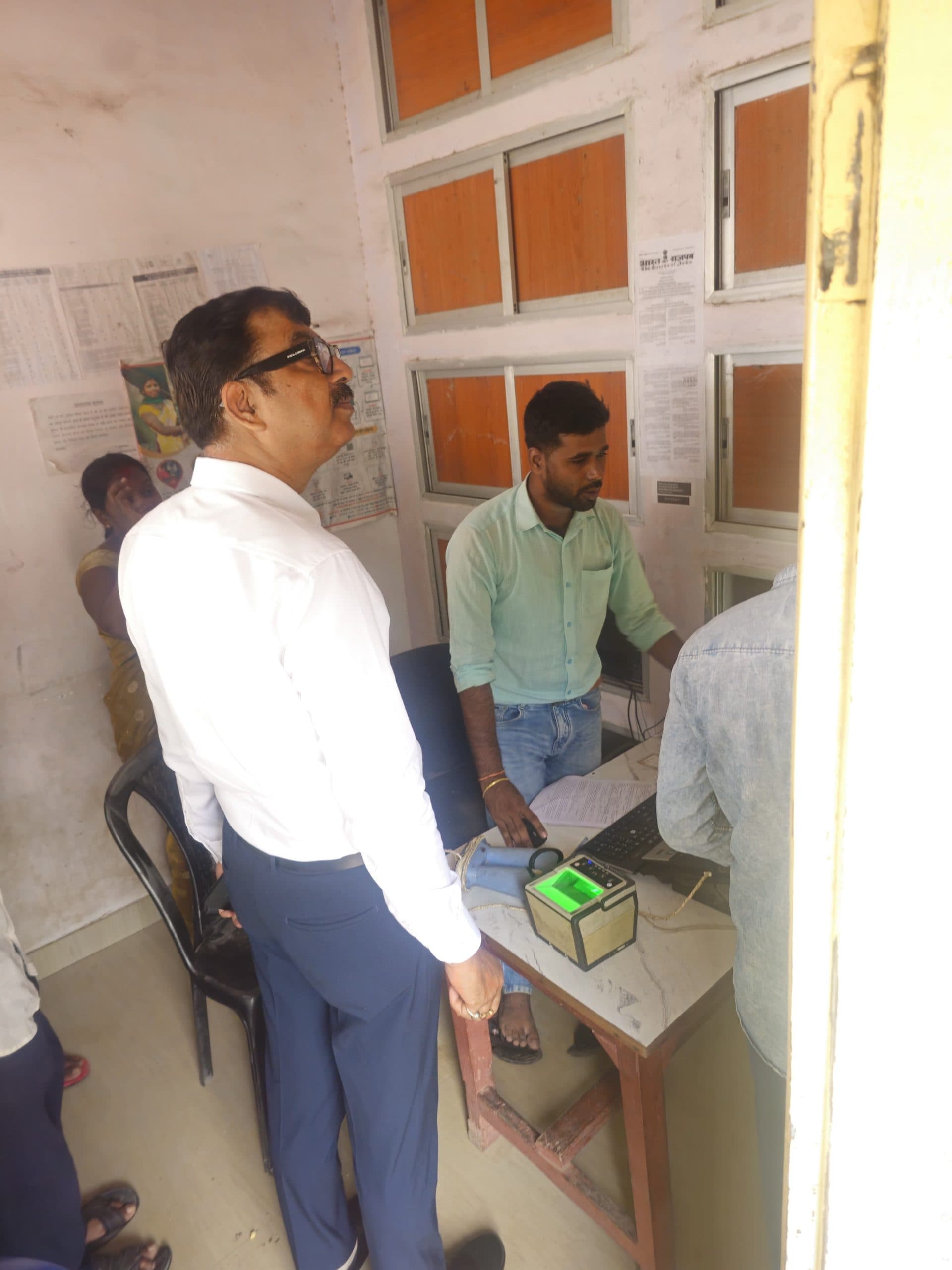 डीएम ने आधार केंद्र का किया निरीक्षण, दिए आवश्यक निर्देश