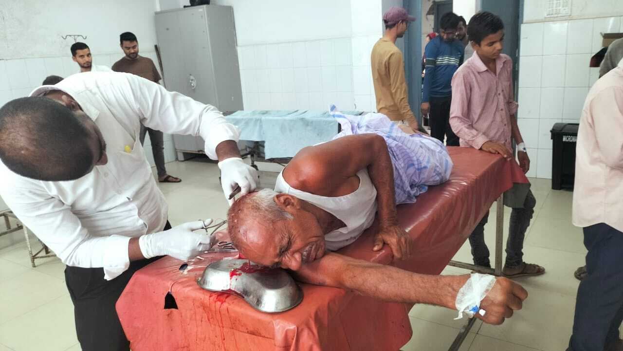 बारिश से बचने के लिए बलरेज के नीचे रहे तीन लोग दबे, एक की मौत