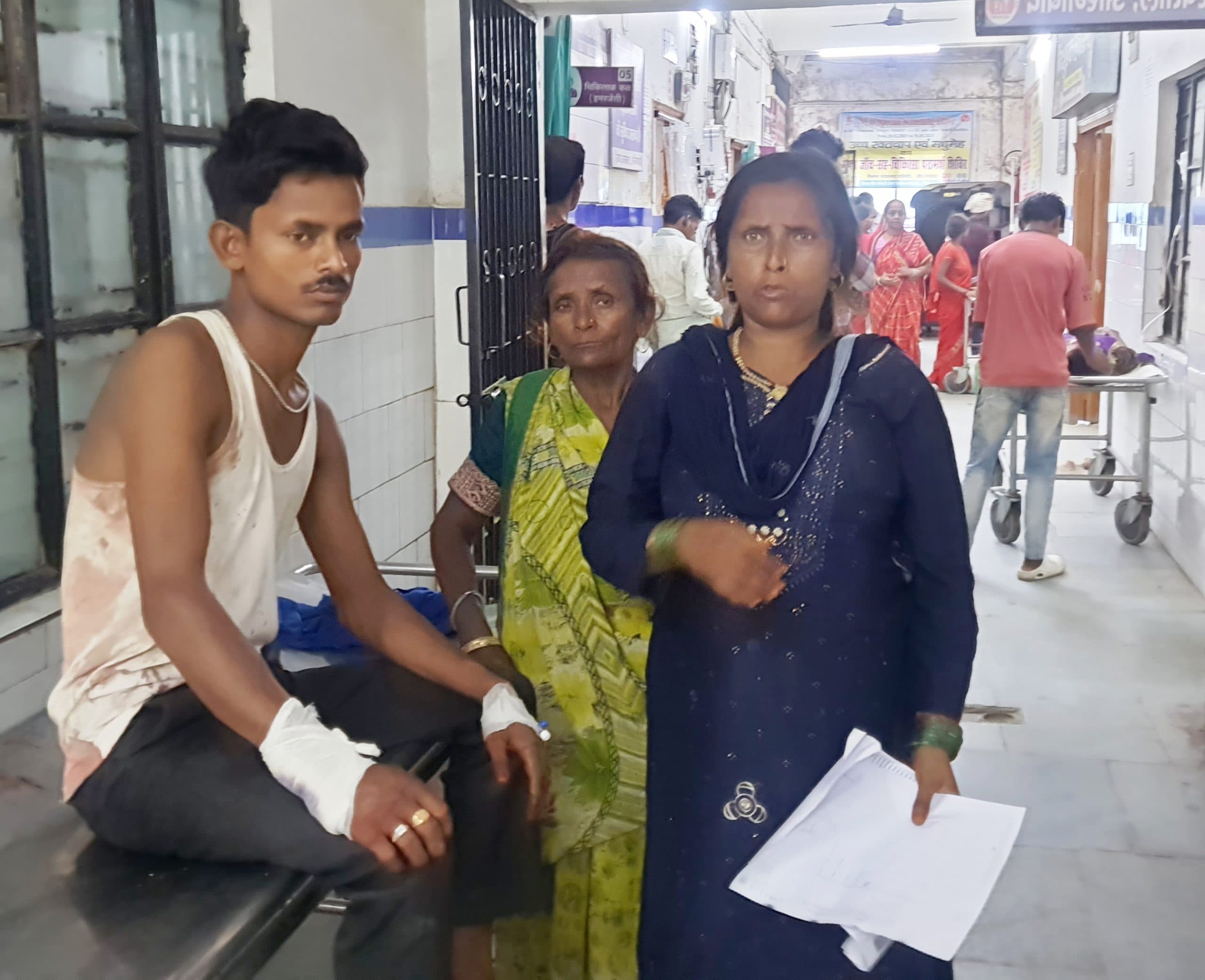 चोरी की मोटर को लेकर भाई-भाई में मारपीट, तीन जख्मी