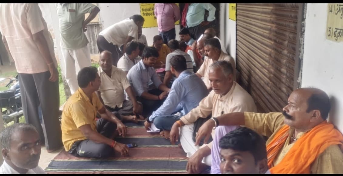 बकाये कमीशन का भुगतान करने की मांग