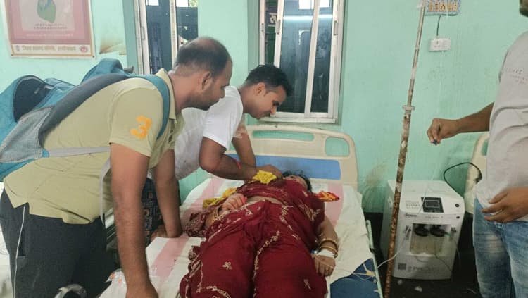 बाइक से गिरकर महिला गंभीर रूप से घायल