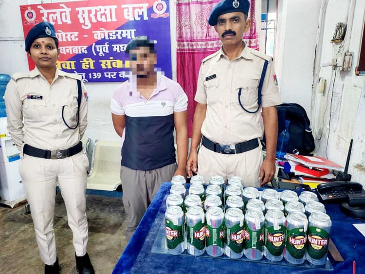 केन बियर के साथ महिला व पुरुष गिरफ्तार