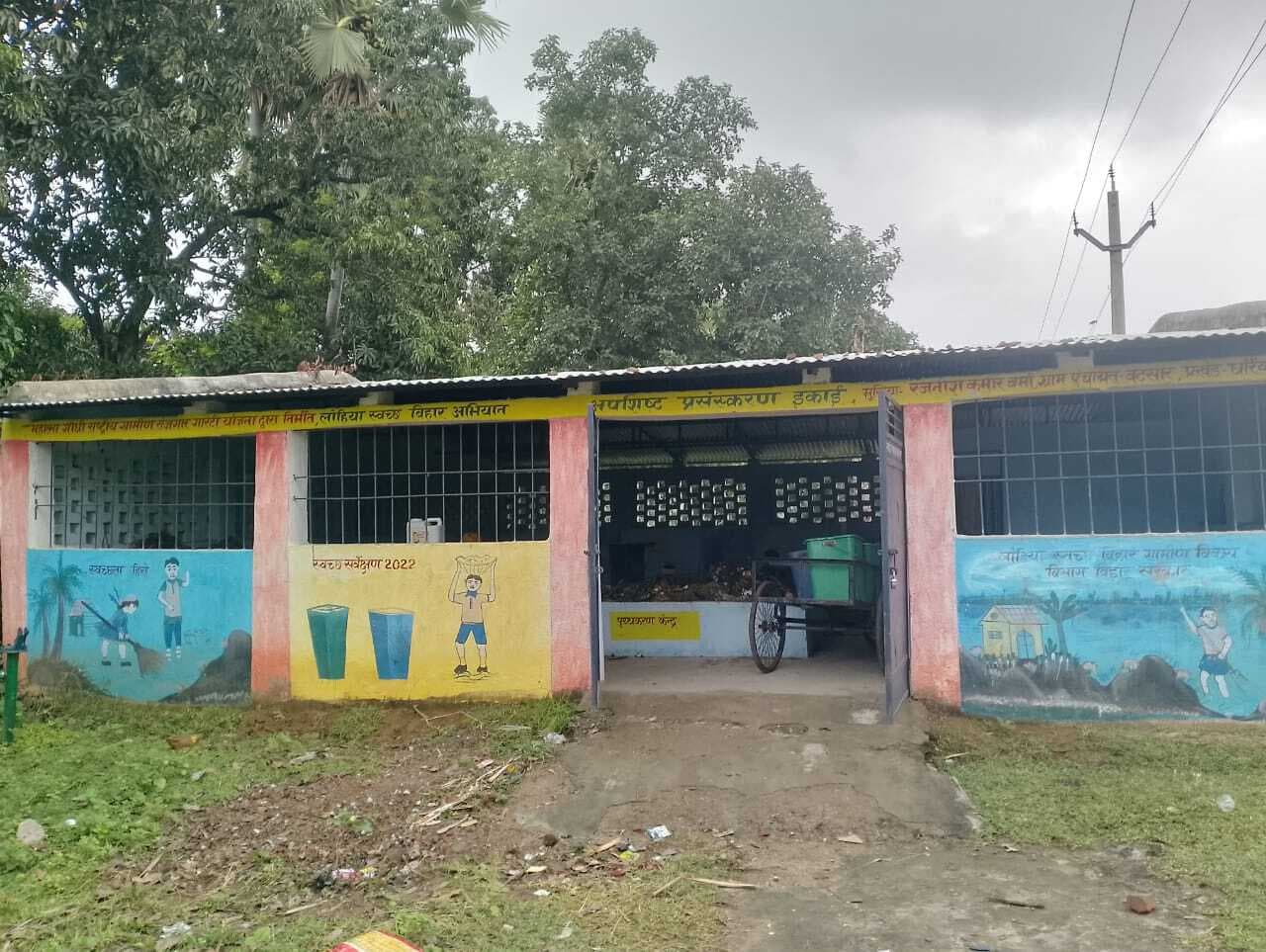 बिना सुरक्षा के स्वच्छता कर्मी उठा रहे हैं कचरा