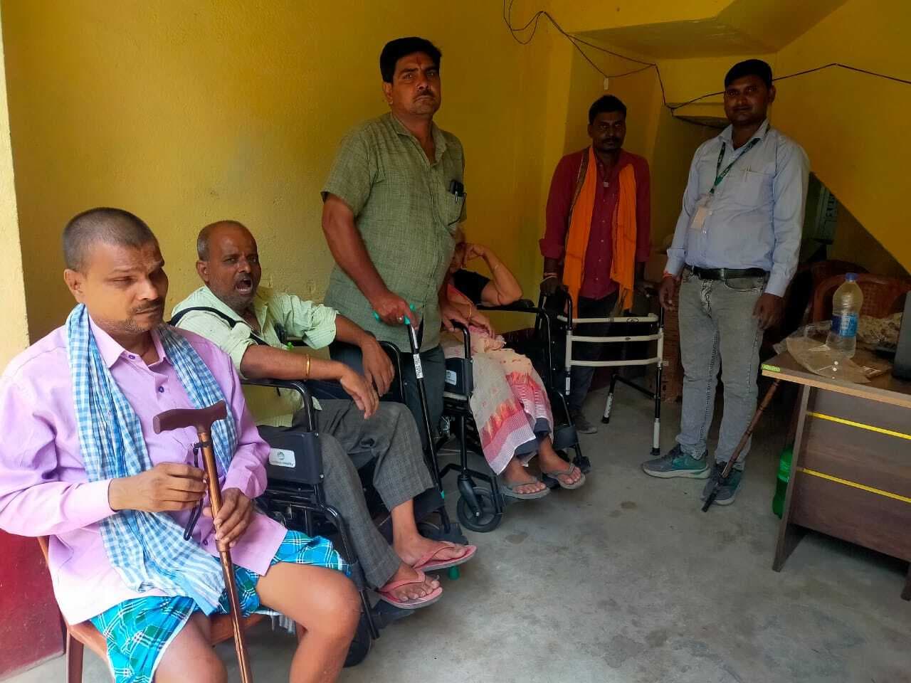 दिव्यांगों को दिया गया सहायक उपकरण