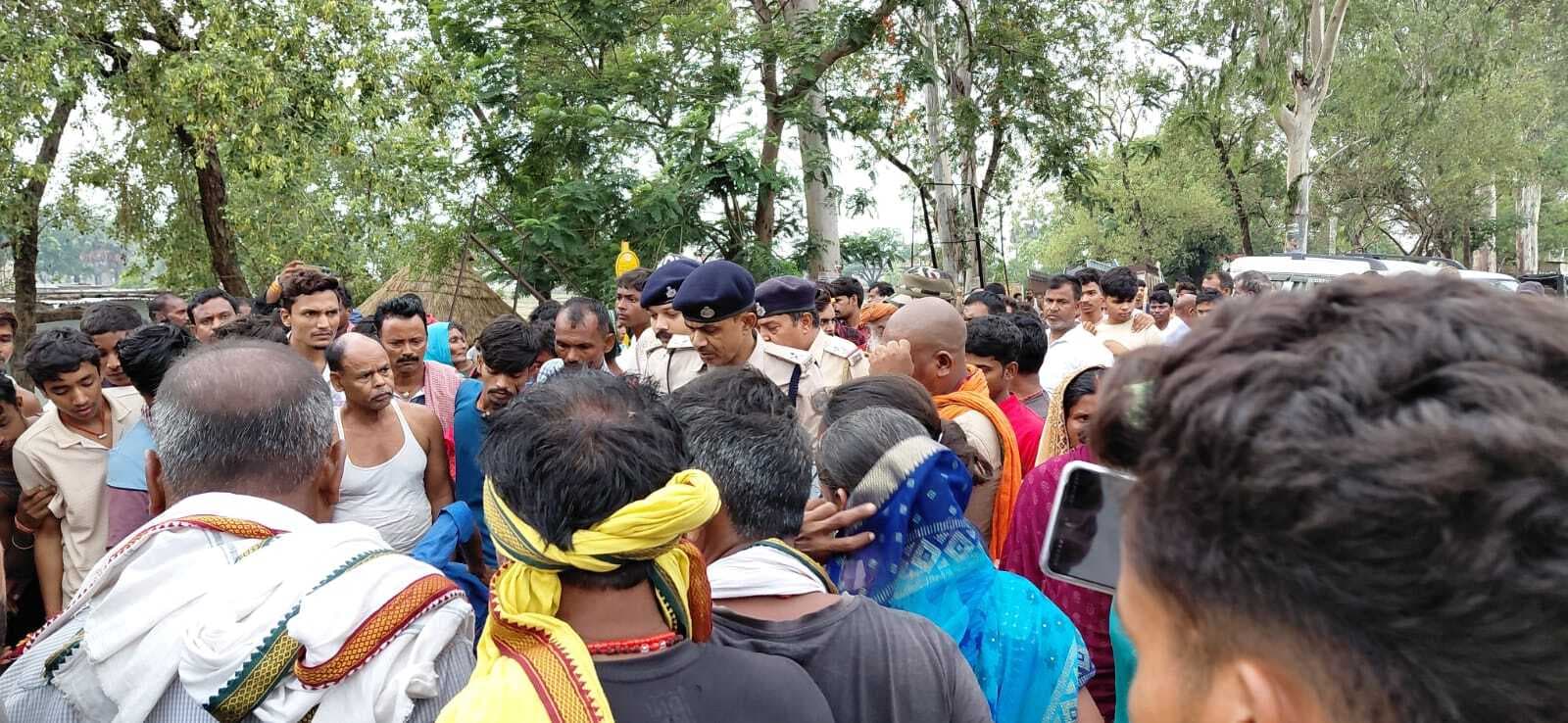 सड़क हादसे में युवक की मौत के बाद आक्रोशित लोगों ने सड़क को किया जाम