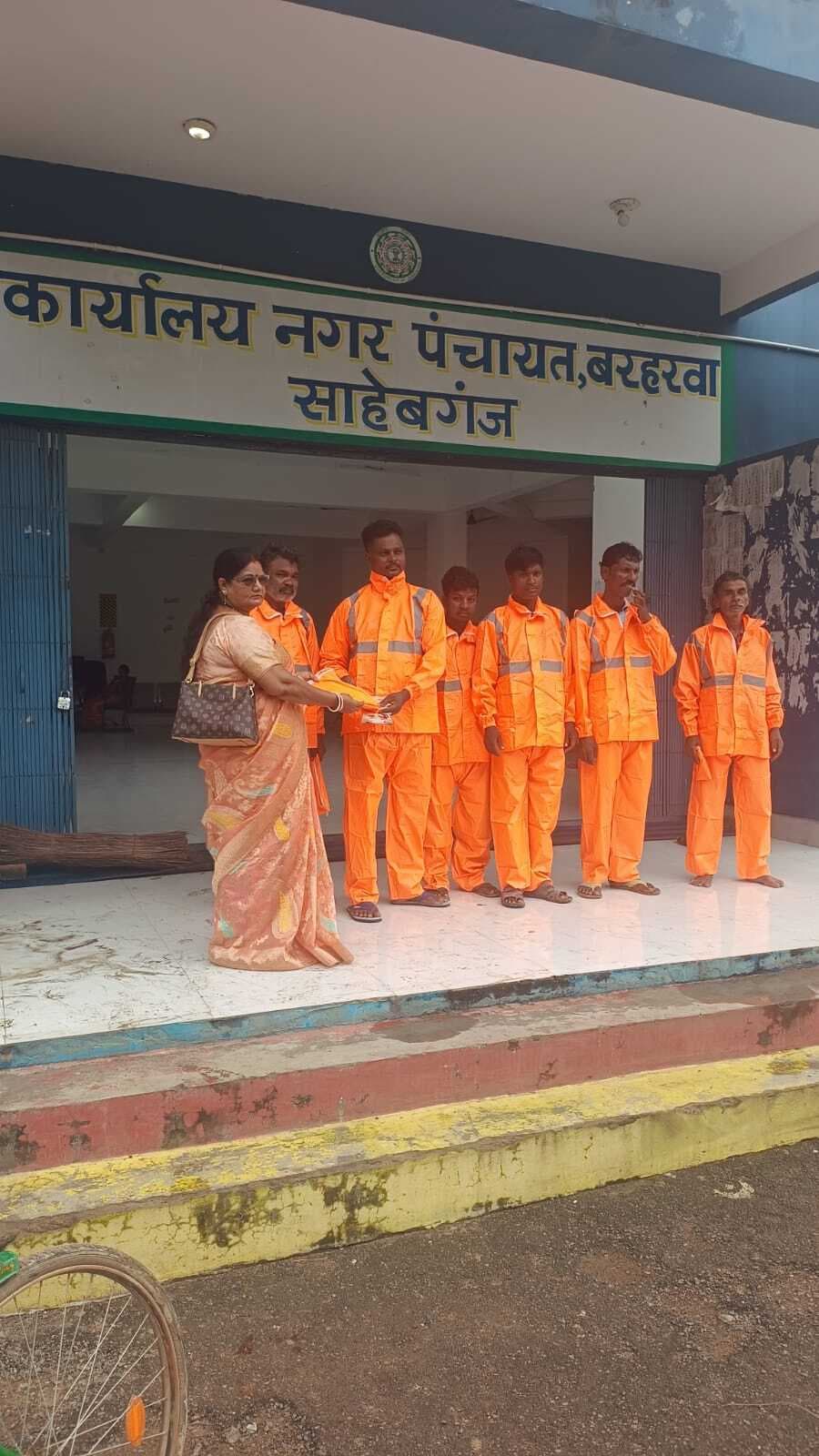 मौसमी बीमारी से बचाव को लेकर रेन कोट समेत अन्य सामग्रियों का वितरण