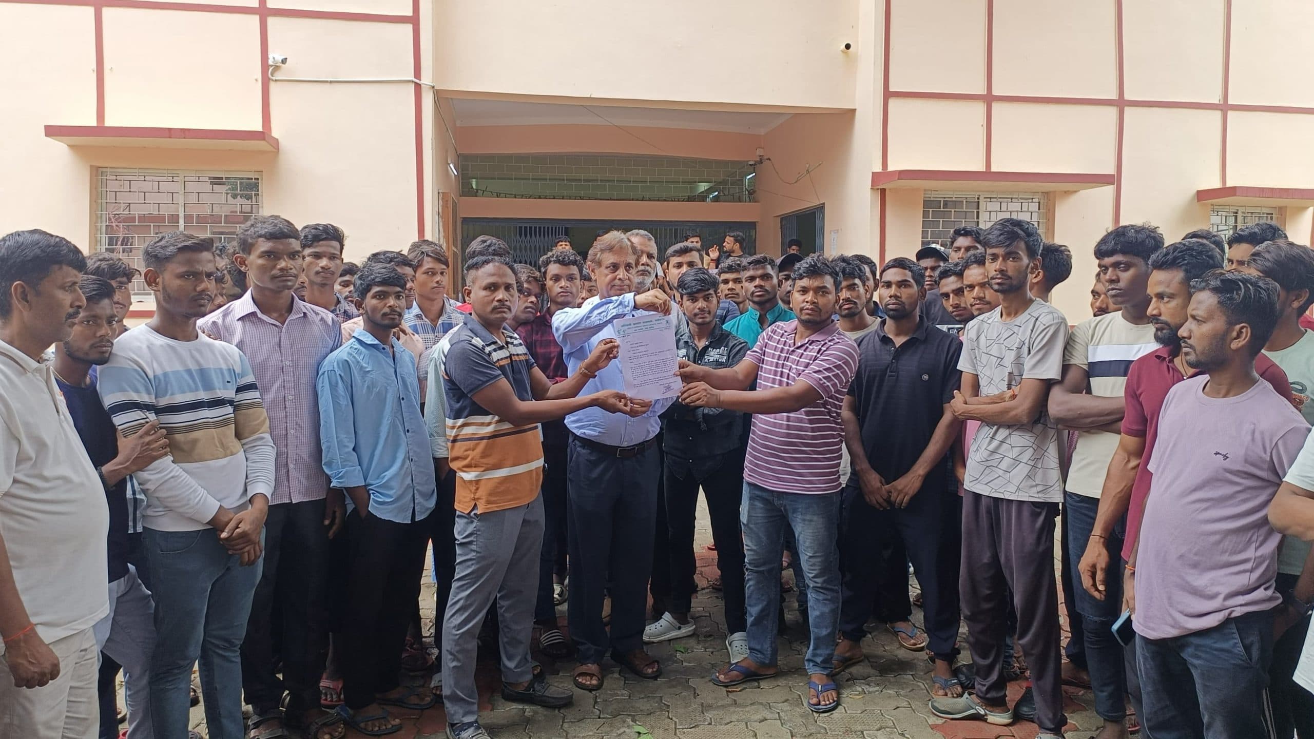 कॉलेजों में इंटर की पढ़ाई खत्म करने को लेकर छात्रों में आक्रोश