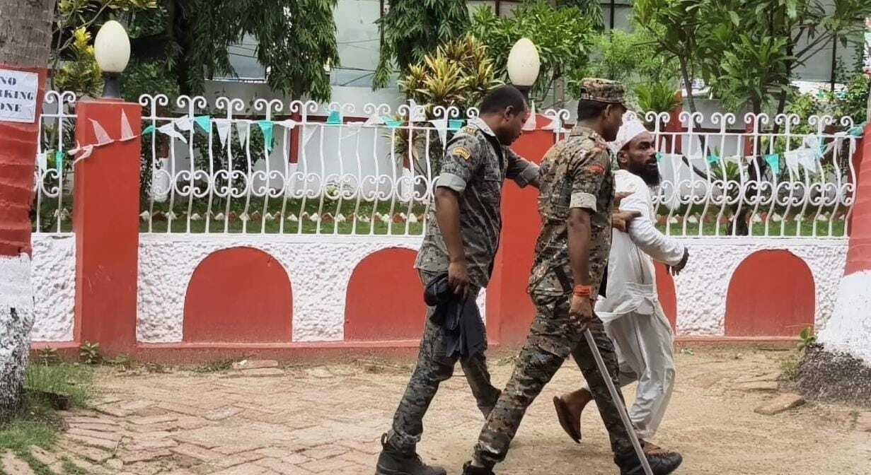 Madhubani News : कार्रवाई नहीं होने पर युवक ने समाहरणालय परिसर में आत्मदाह की कोशिश