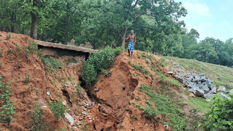 Bokaro News : झुमरा-तिसकोपी सड़क के धंसने का खतरा बढ़ा