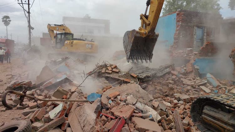 दानापुर-बिहटा एलिवेटेड रोड निर्माण के लिए कई घरों और दुकानों को तोड़ा