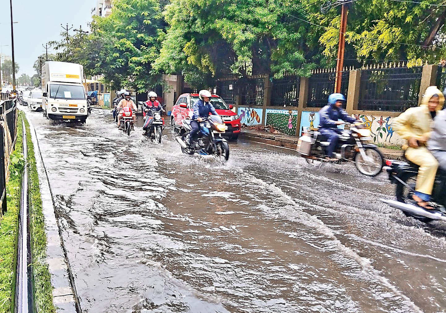 पहली बारिश मेें 10 से अधिक इलाकों में जलजमाव, सड़क पर नालियों का पानी