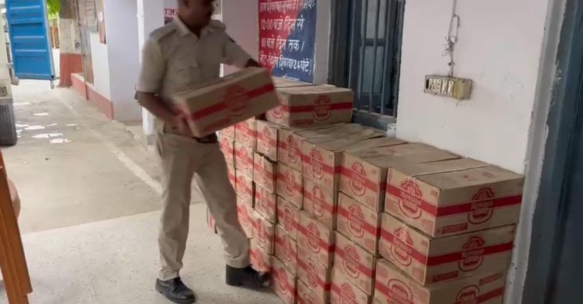 श्रमजीवी में शराब के साथ पांच तस्कर गिरफ्तार