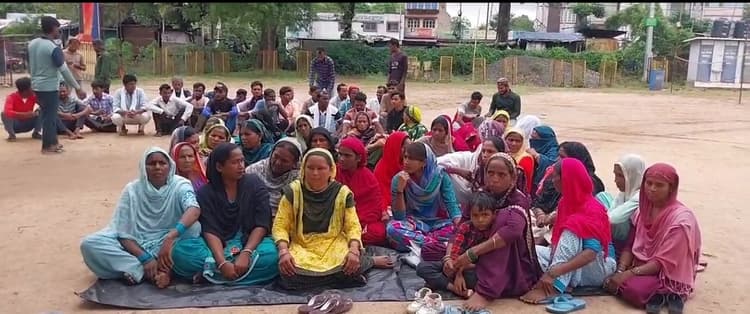 Giridih News : कार्रवाई नहीं होने पर ग्रामीणों ने पचंबा थाना में किया प्रदर्शन