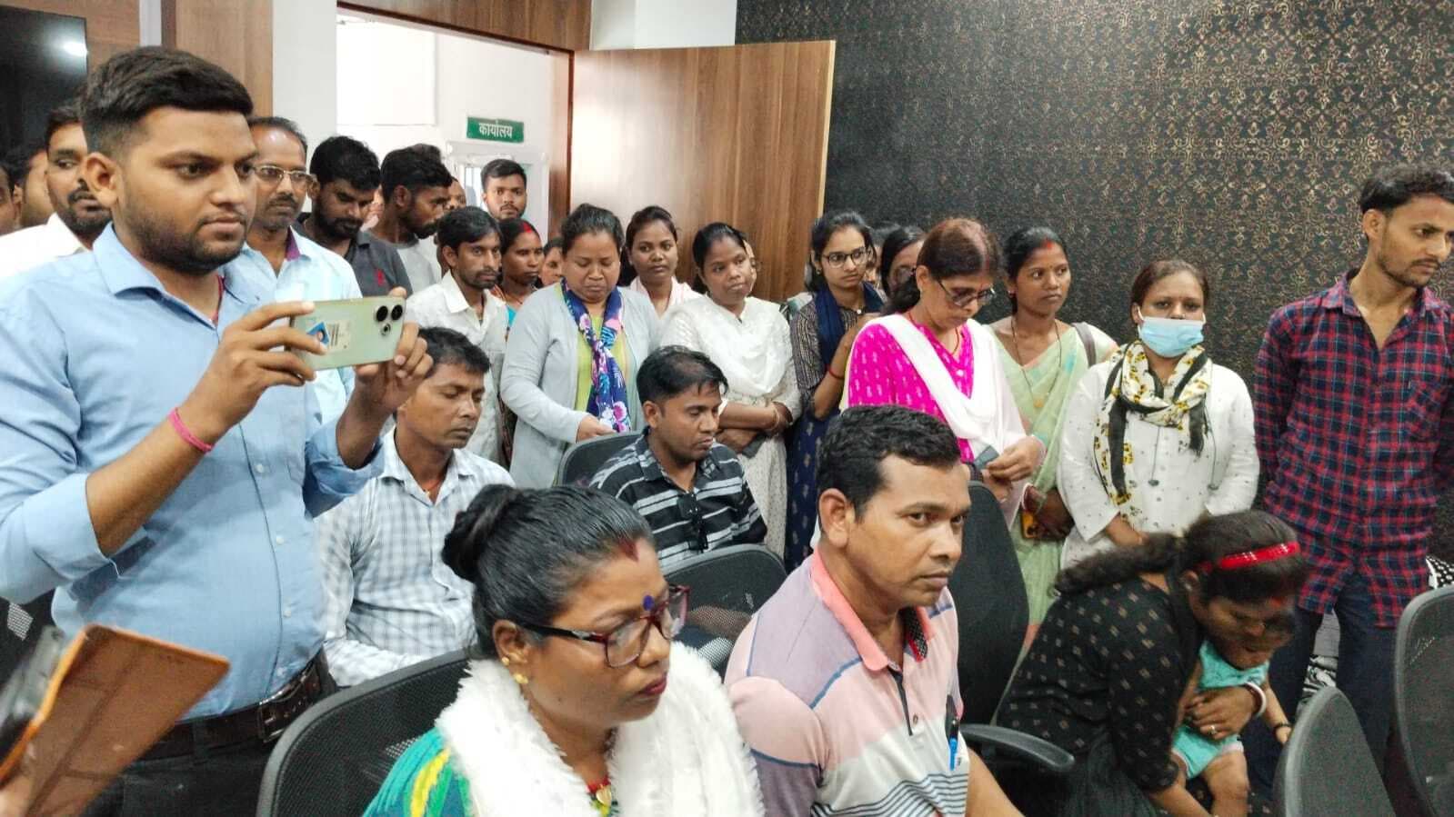 Giridih News : जिेले के आउटसोर्सिंग कर्मी 23 से करेंगे हड़ताल