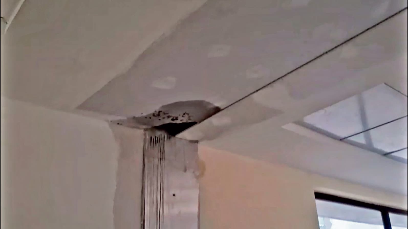 Jamshedpur News : एमजीएम : 396.69 करोड़ रुपये की लागत से बने नये अस्पताल की छत से टपक रहा पानी