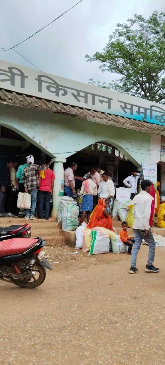 धान के बीज खरीदने के लिए लगने लगी किसानों की भीड़