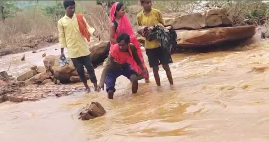 पहली बारिश में ही चननवा नदी के पास बनी पुलिया ध्वस्त