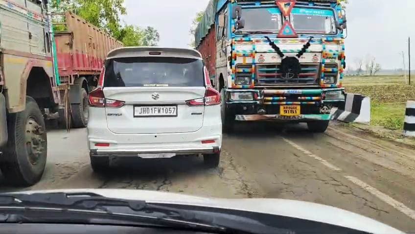 बालू लदे ट्रकों के कारण औरंगाबाद पटना मुख्य पथ पर लगा भीषण जाम