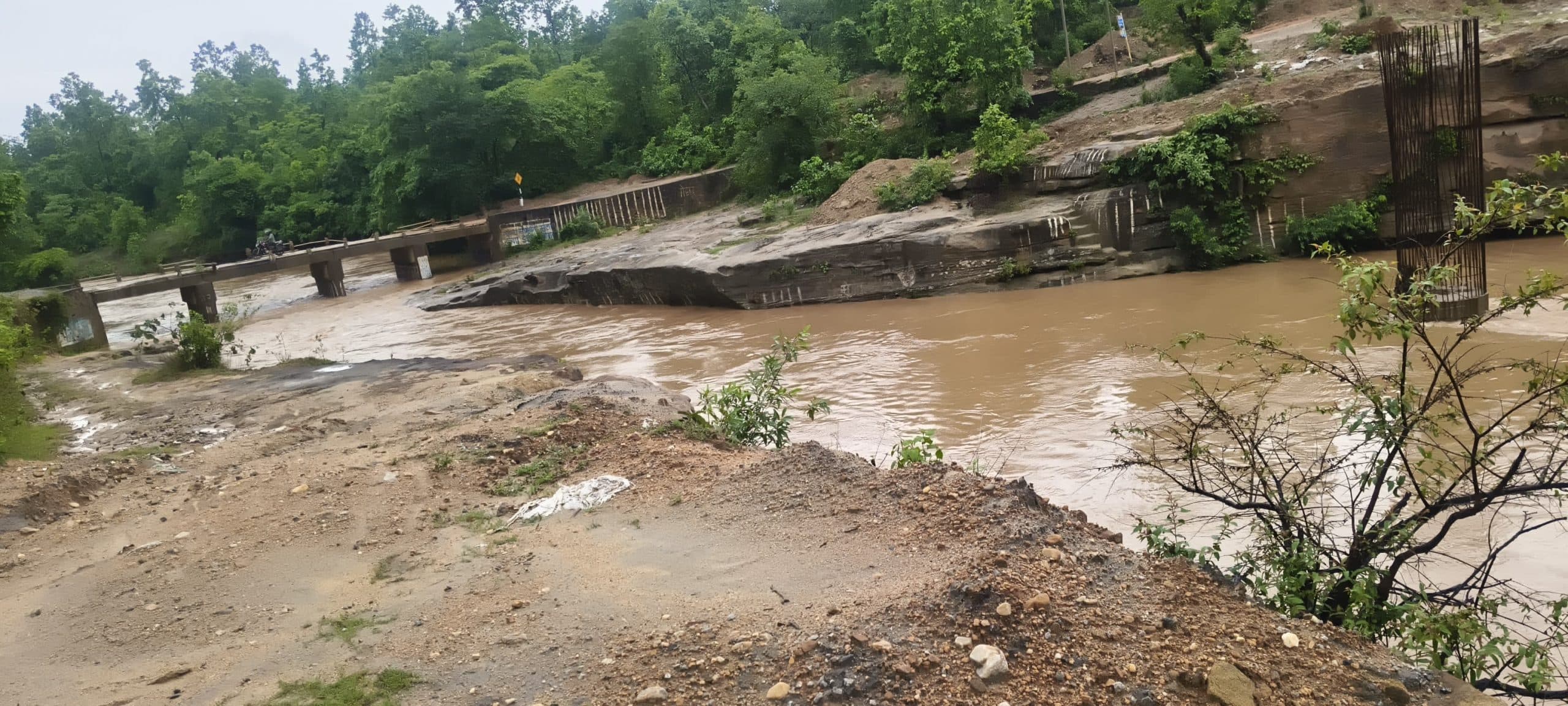 बारिश से थमा एंग्लो इंडियन गांव मैक्लुस्कीगंज में पर्यटकों का आना