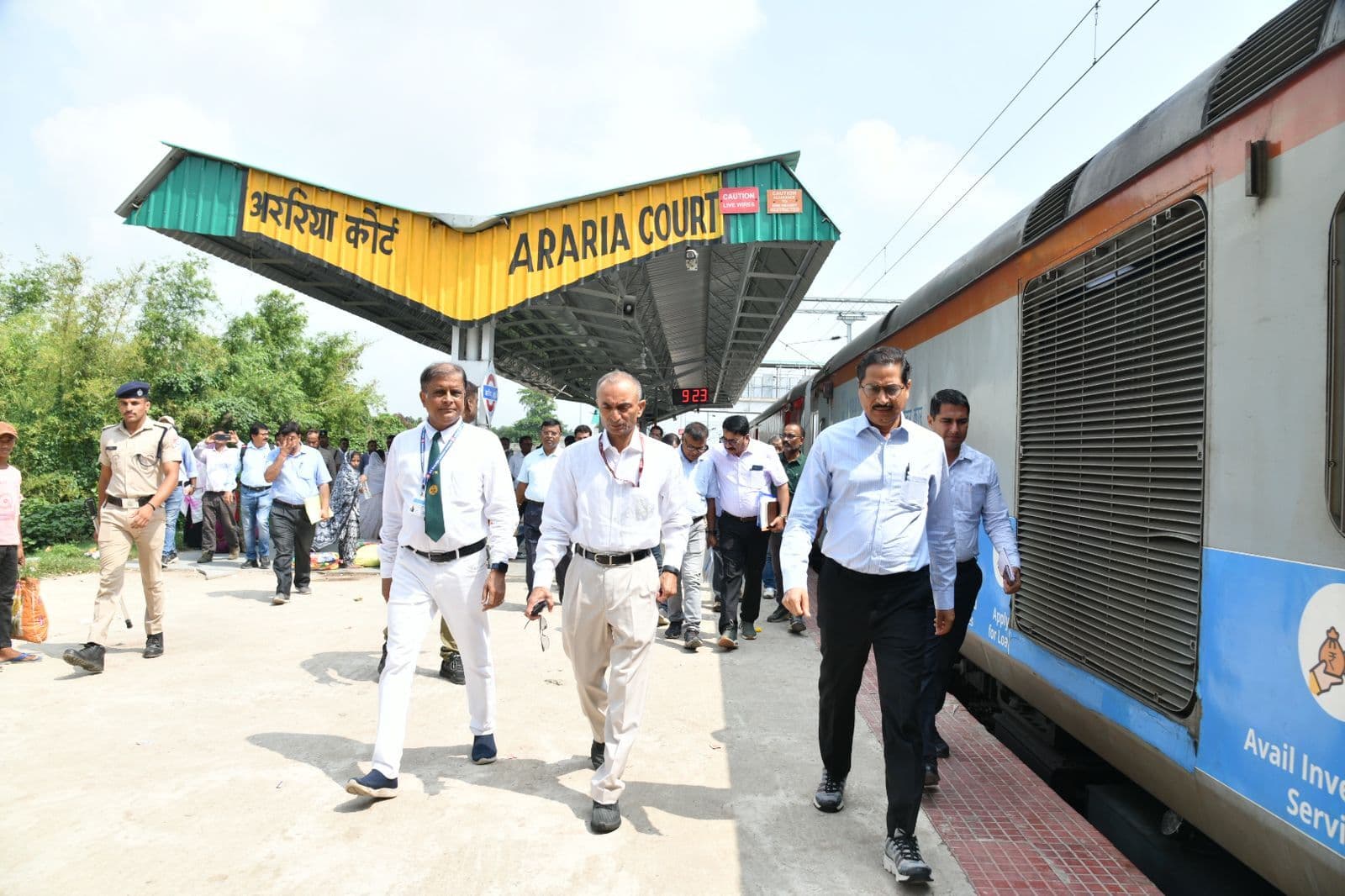 अररिया-गलगलिया नई ब्रॉड गेज लाइन का जीएम ने किया निरीक्षण