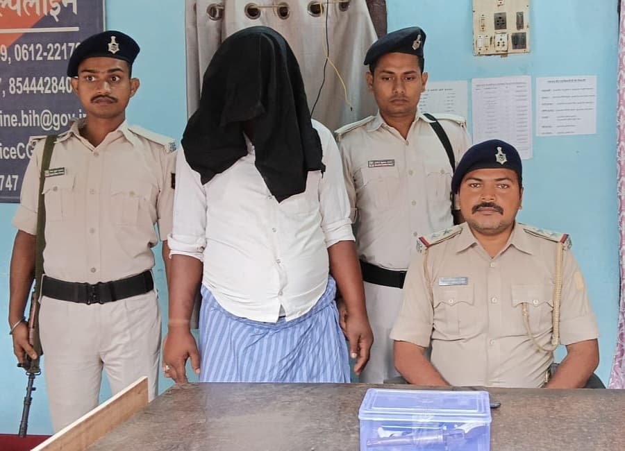 लोडेड कट्टा व छह कारततूस के साथ खेरिया घाट से अपराधी गिरफ्तार