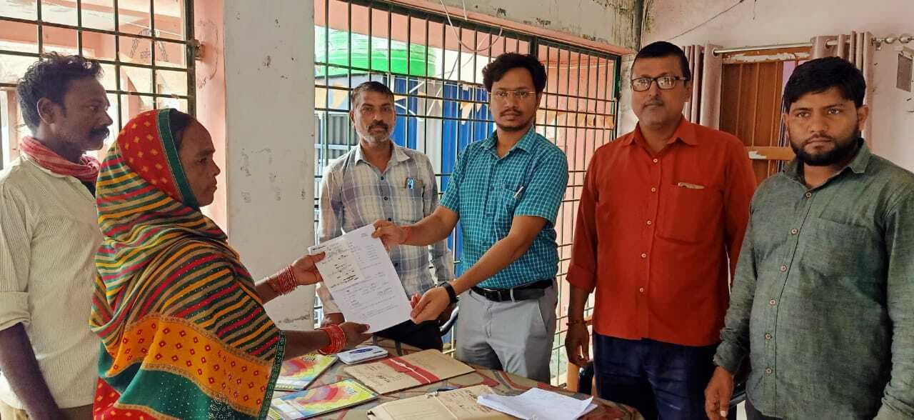 पंचायत उप चुनाव: ग्राम पंचायत सदस्य पद के लिए महिला ने भरा पर्ची