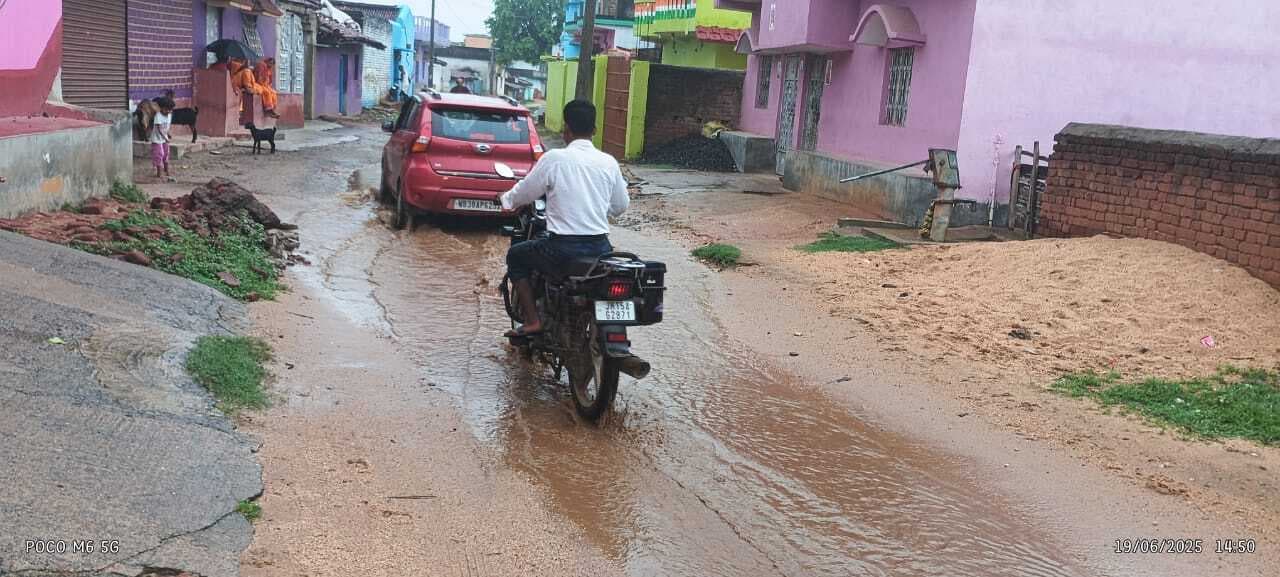सिंदरी गांव की सड़क पर जमा गंदा पानी, राहगीरों काे हो रही है मुश्किलें