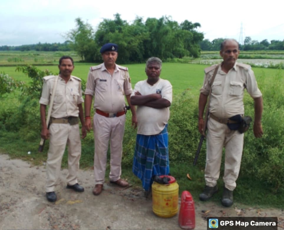 20 लीटर शराब के साथ तस्कर को किया गिरफ्तार