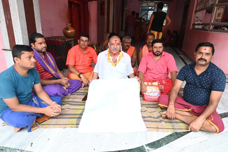 Deoghar News : बाबा मंदिर में अव्यवस्था का आरोप, तीर्थ पुरोहितों ने दिया सांकेतिक धरना