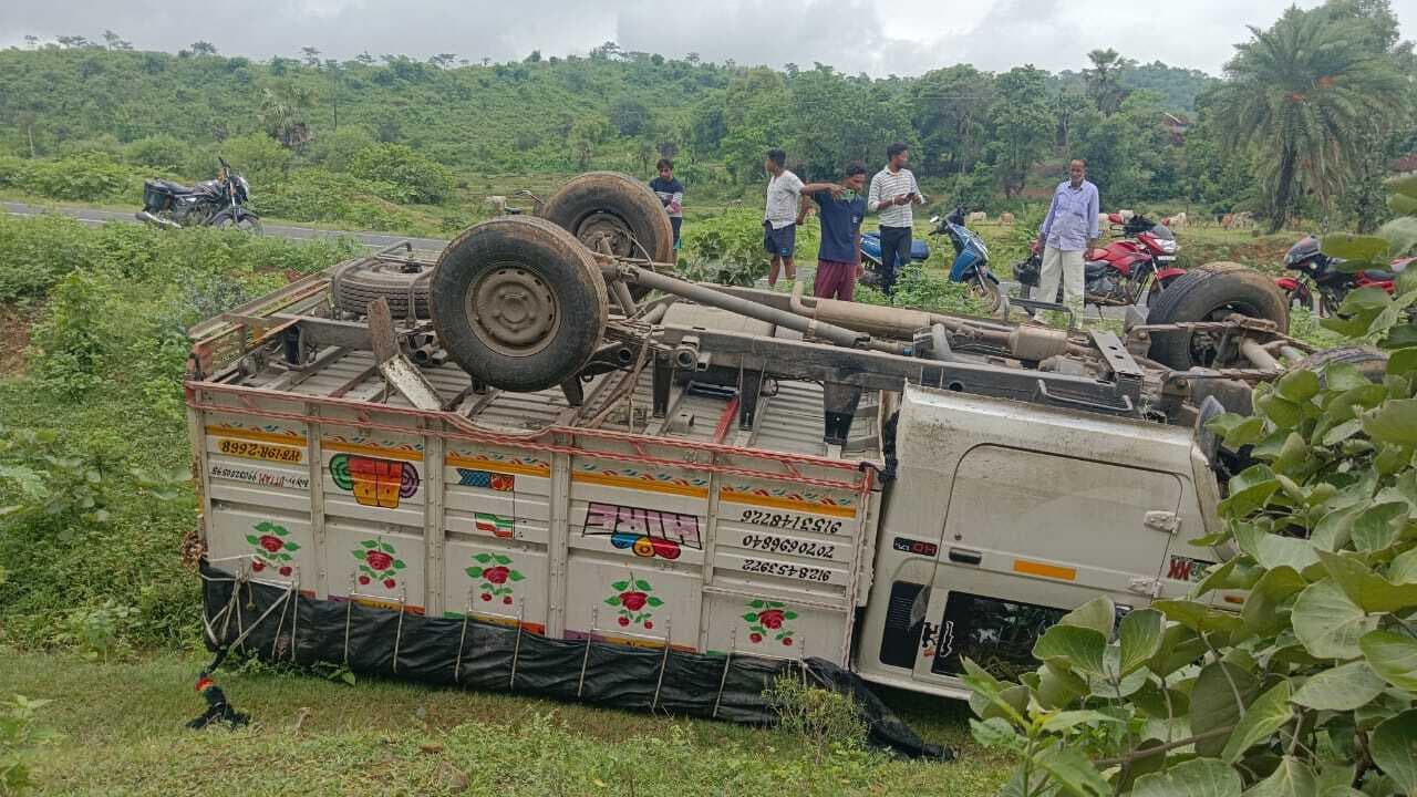 आम लदा पिकअप वैन पलटा, बच गयी चालक की जान