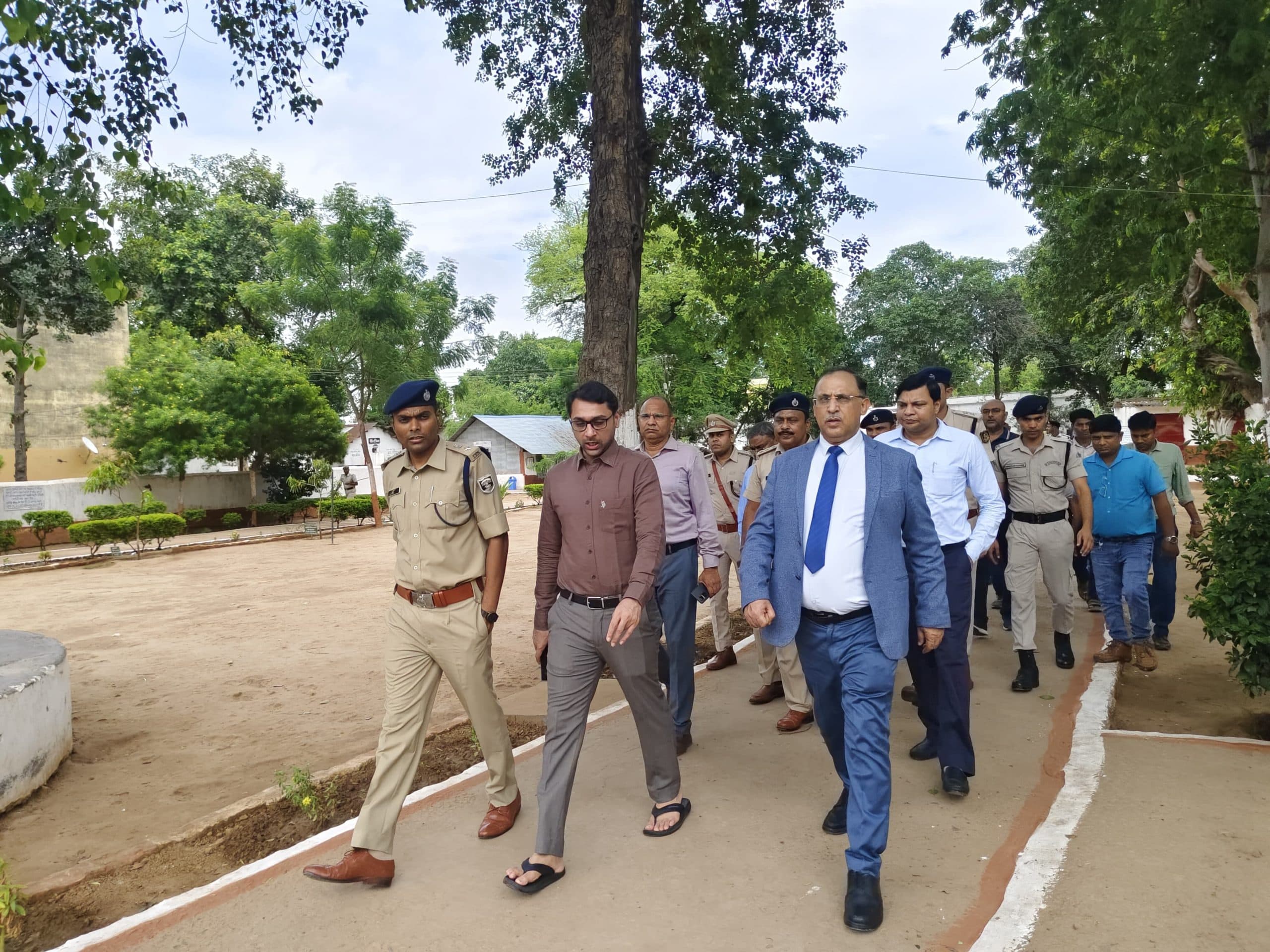 जिला जज, डीएम व एसपी ने किया मंडल कारा का निरीक्षण