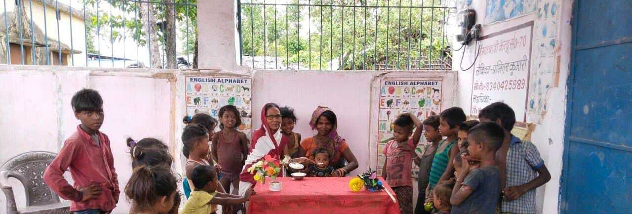 आंगनबाड़ी केंद्रों पर बच्चों का अन्नप्राशन कर माताओं को पोषण की दी जानकारी