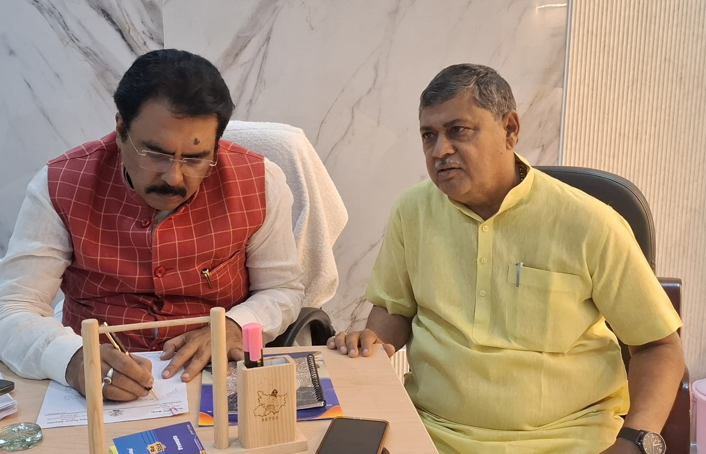 राजस्व एवं भूमि सुधार मंत्री से मिले सदर विधायक