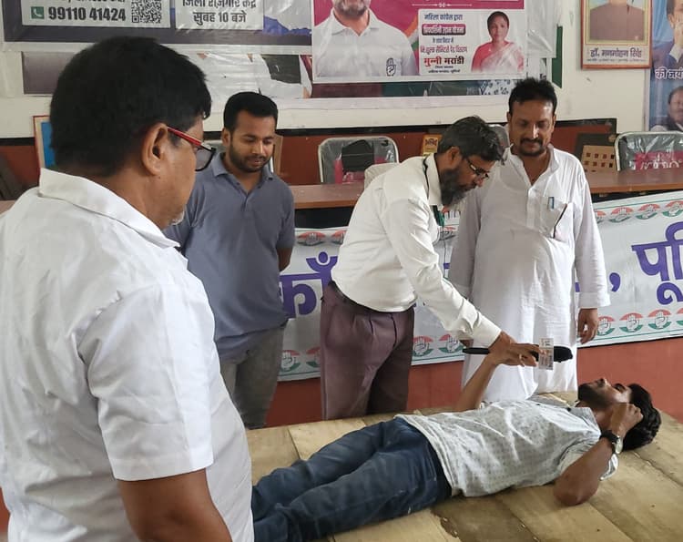 केक काट कर मनाया राहुल गांधी का जन्मदिन