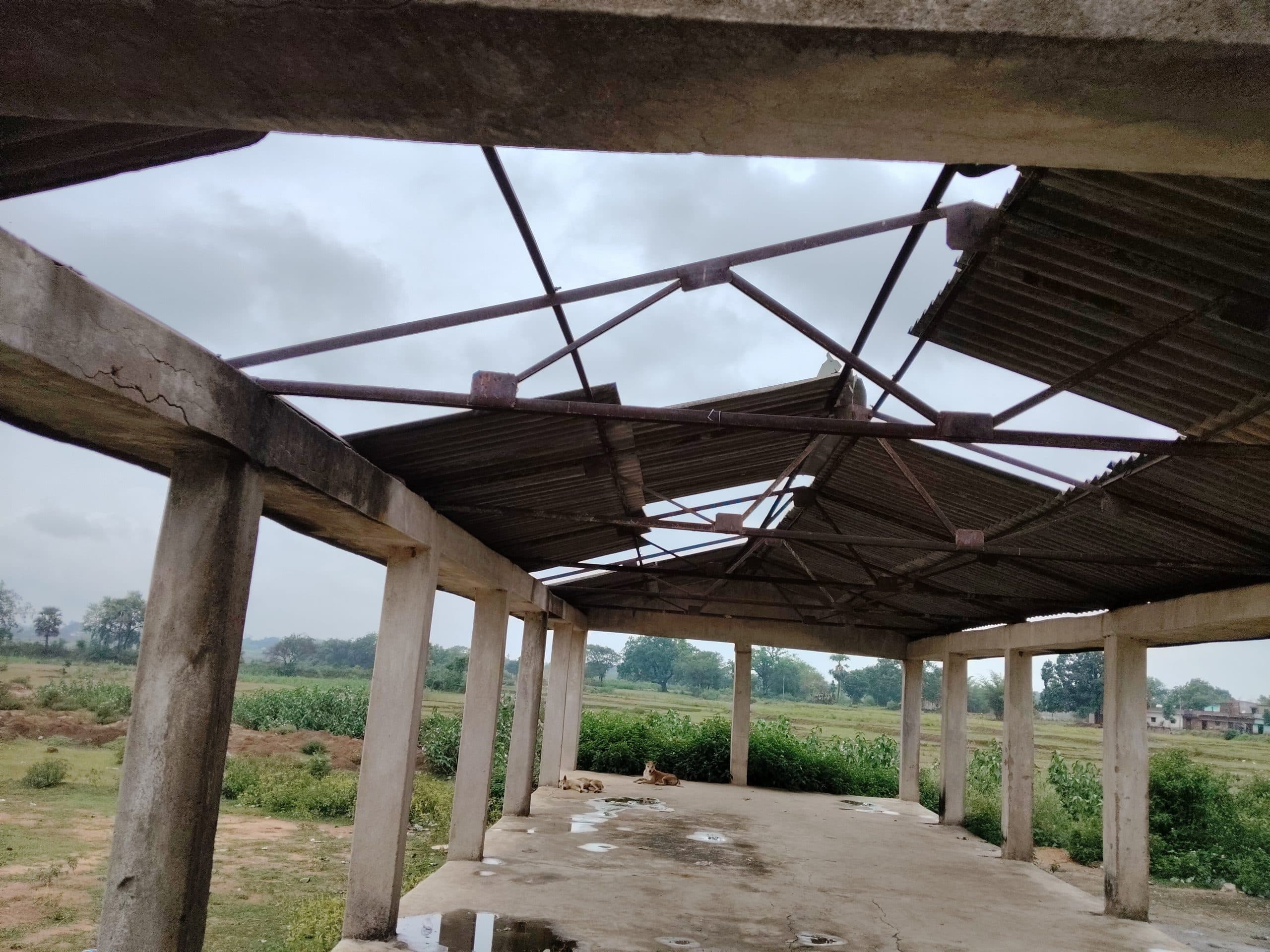 Deoghar news : देवीपुर : अमडीहा पंचायत के हाट में लगे शेड जर्जर, ग्रामीणों ने की मरम्मत करने की मांग