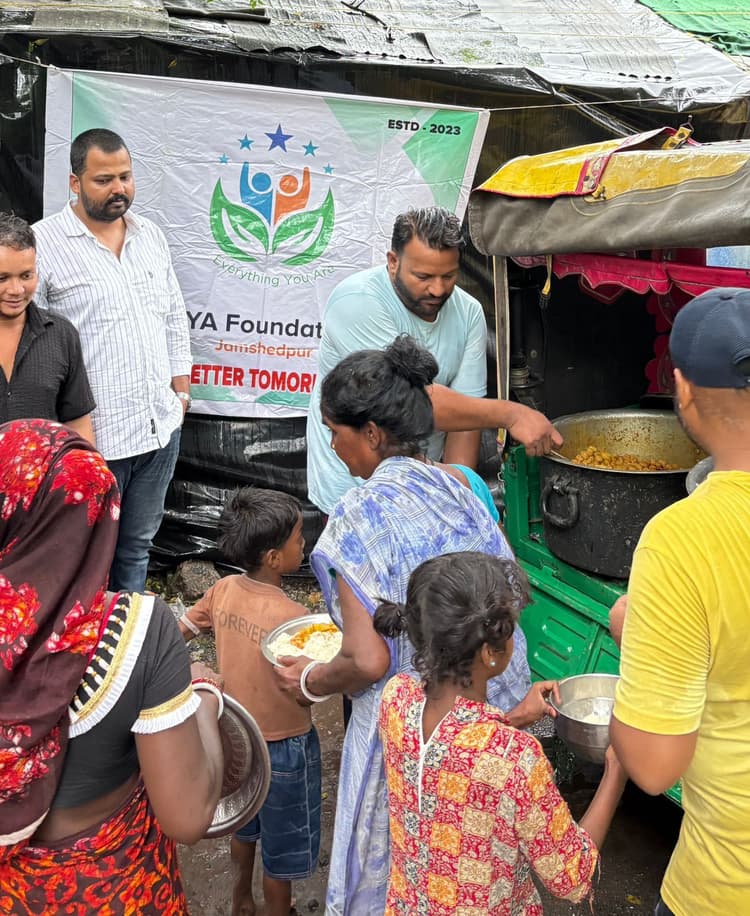 Jamshedpur News : ईया फाउंडेशन ने जुगसलाई बलदेव बस्ती में बाढ़ पीड़ित 300 लोगों को कराया भोजन
