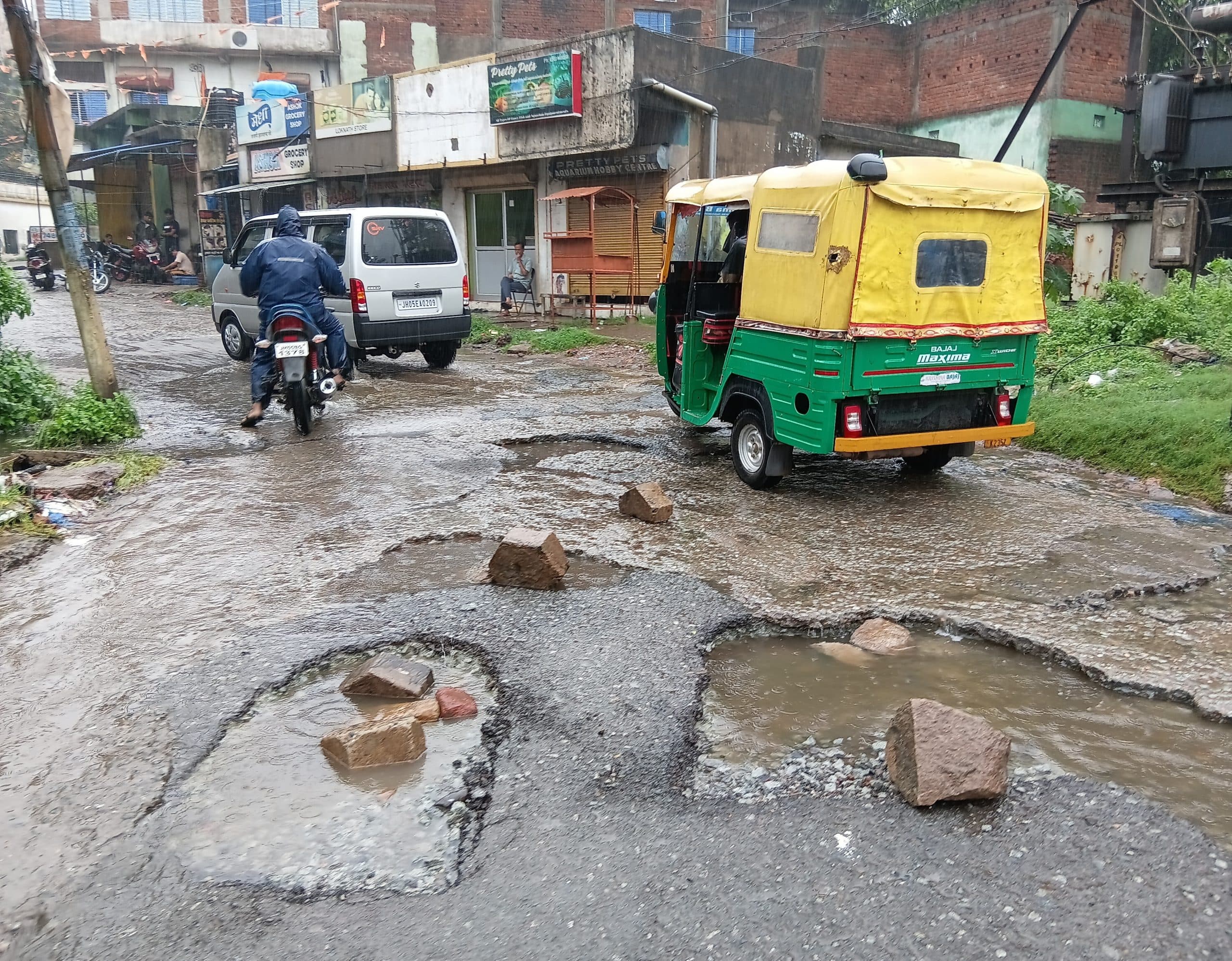 Jamshedpur News : लगातार बारिश से सड़कों पर बना गड्ढा, ऐसे गिरकर घायल हो रहे लोग