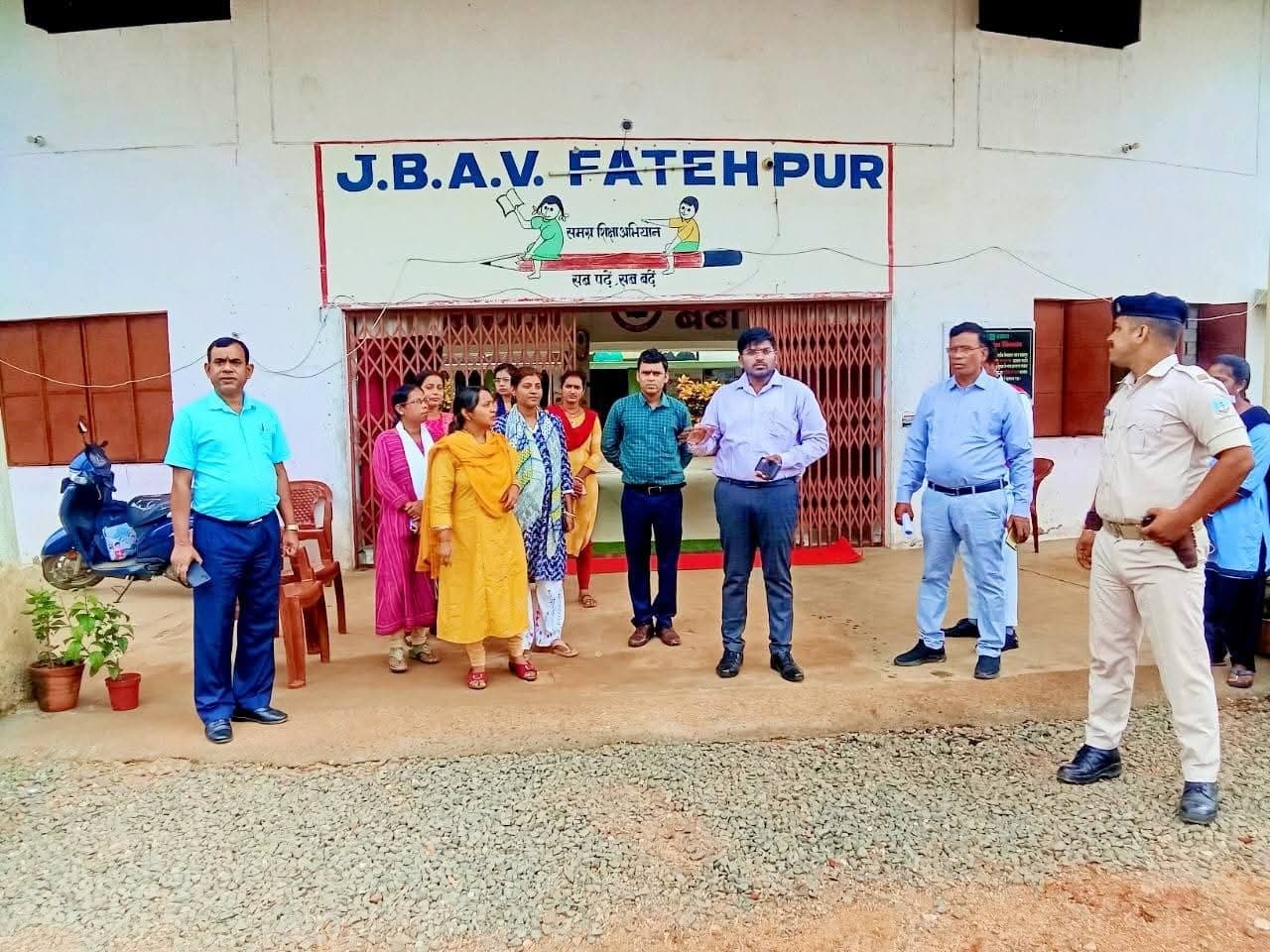 अधिकारी, कर्मी ससमय कार्यालय आएं व कार्यों का निष्पादन करें : डीसी