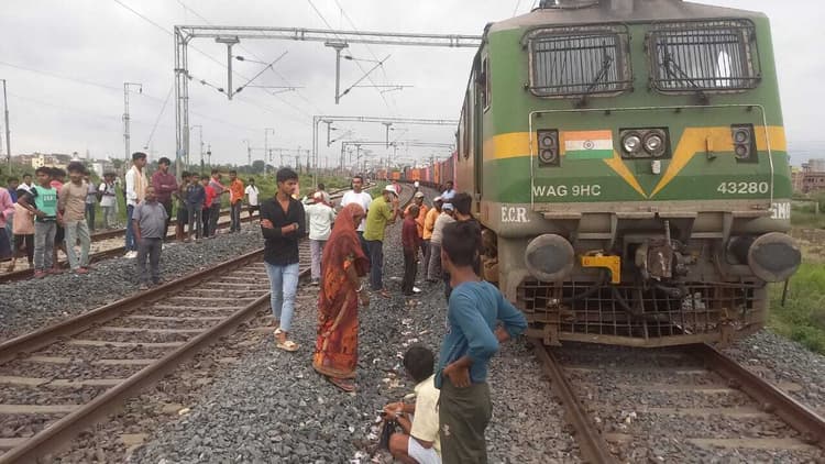 कटे भैंस का रेलवे ट्रैक पर पड़ा रहा मलबा, एक घंटे विलंब से चली वंदे-भारत एक्सप्रेस