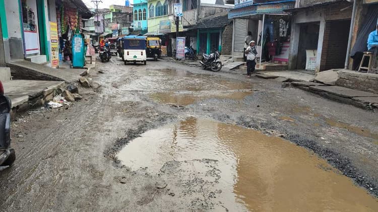 तीनपहाड़ बाजार की मुख्य सड़क खस्ताहाल