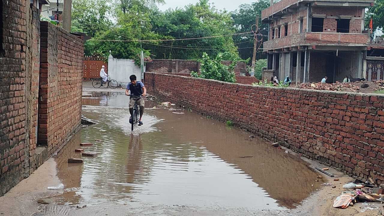 जलजमाव ने बढ़ाई लोगों की परेशानी, शहर का अधिकतर वार्ड है नाला विहीन