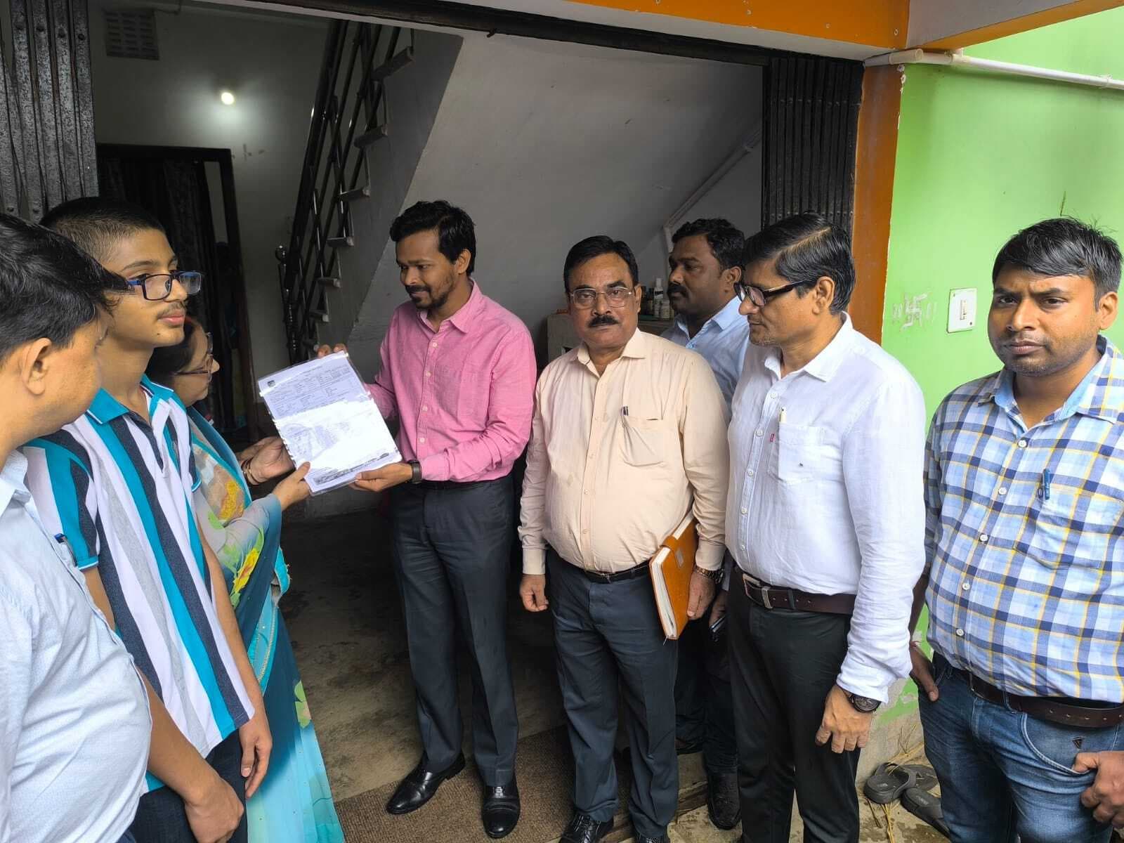 सौर उर्जा का उपयोग करने वाले दो उपभोक्ताओं को डीएम ने किया सम्मानित