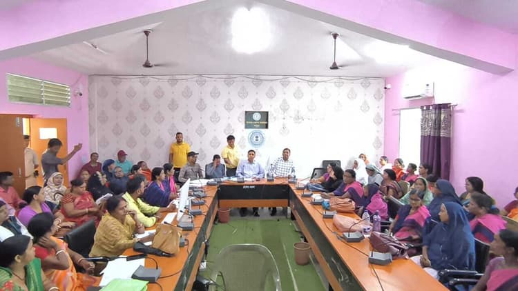 Deoghar news : बीएलओ व सुपरवाइजर को मतदान केंद्रों का ले-आउट बनाने का दिया प्रशिक्षण