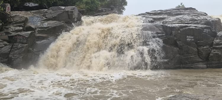 Giridih News :झमाझम बारिश से उसरी फॉल उफान पर, कई इलाकों में जल जमाव
